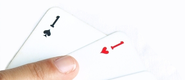 Thumb cards pointing to the ace of hearts 1307084 638x507